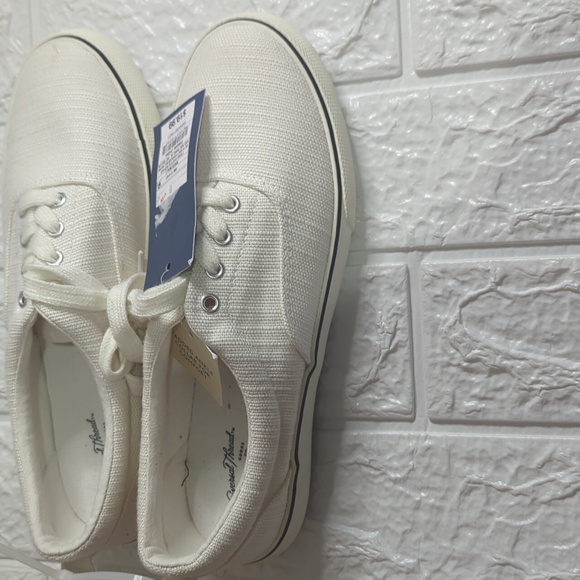 Universal Thread white canvas shoes - Picture 5 of 6